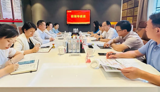 攜手共育英才！華逸府&湖南食品藥品職業(yè)學(xué)院校企合作簽約授牌儀式隆重舉行